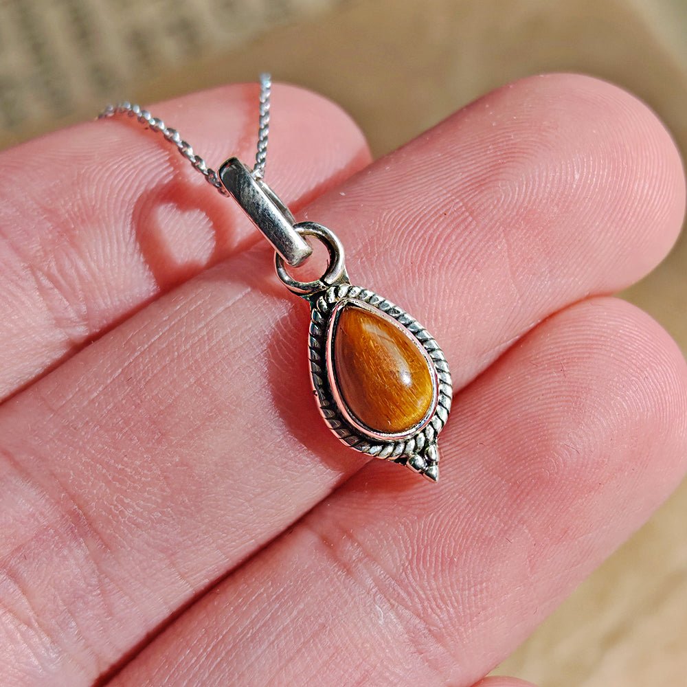 Colgante Dewi de plata de ley 925 con ojo de tigre, joya elegante y estilizada de Mystical Tienda.
