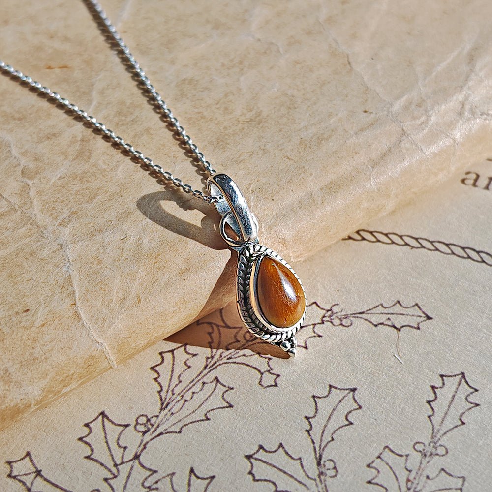 Colgante de plata 925 con piedra ojo de tigre y diseño inspirado en la diosa Dewi, de la marca Mystical Tienda.