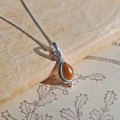 Colgante de plata 925 con piedra ojo de tigre y diseño inspirado en la diosa Dewi, de la marca Mystical Tienda.
