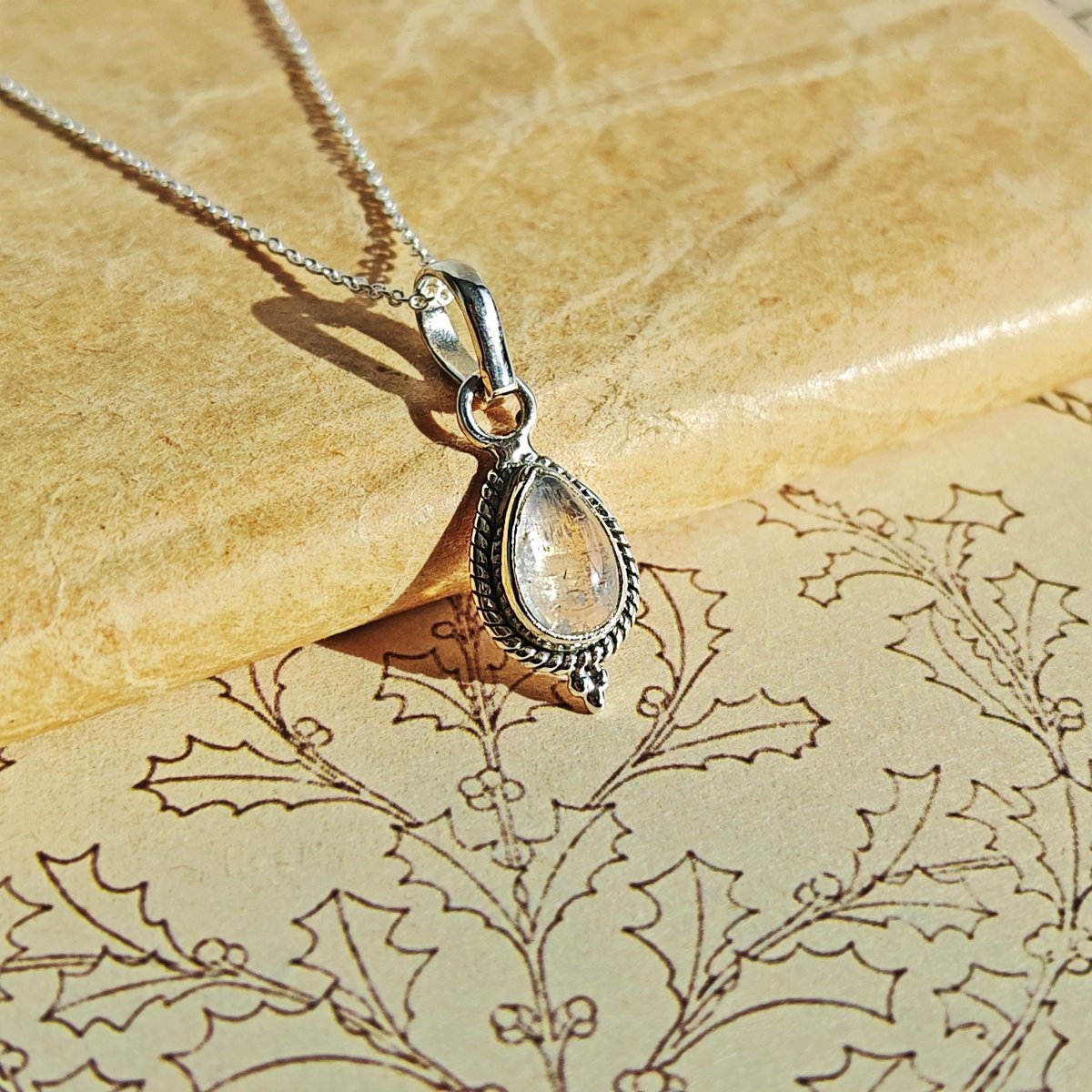 Colgante Dewi de piedra de luna y plata de ley 925, joya elegante con diseño delicado y brillo natural en plata.