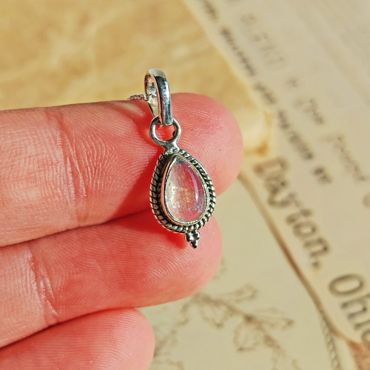 Colgante Dewi de piedra de luna y plata de ley 925, joya elegante con diseño único en plata para mujer.