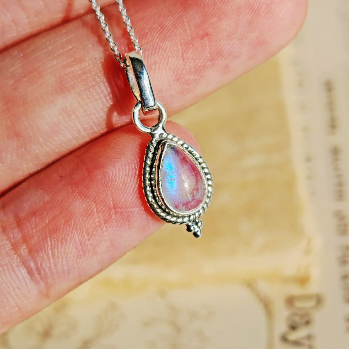 Colgante Dewi de piedra de luna y plata de ley 925, joya elegante en plata con piedra luminosa, ideal para accesorios de moda.