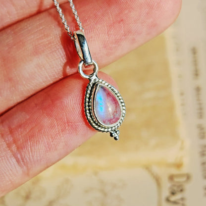 Colgante Dewi de piedra de luna y plata de ley 925, joya elegante en plata con piedra luminosa, ideal para accesorios de moda.