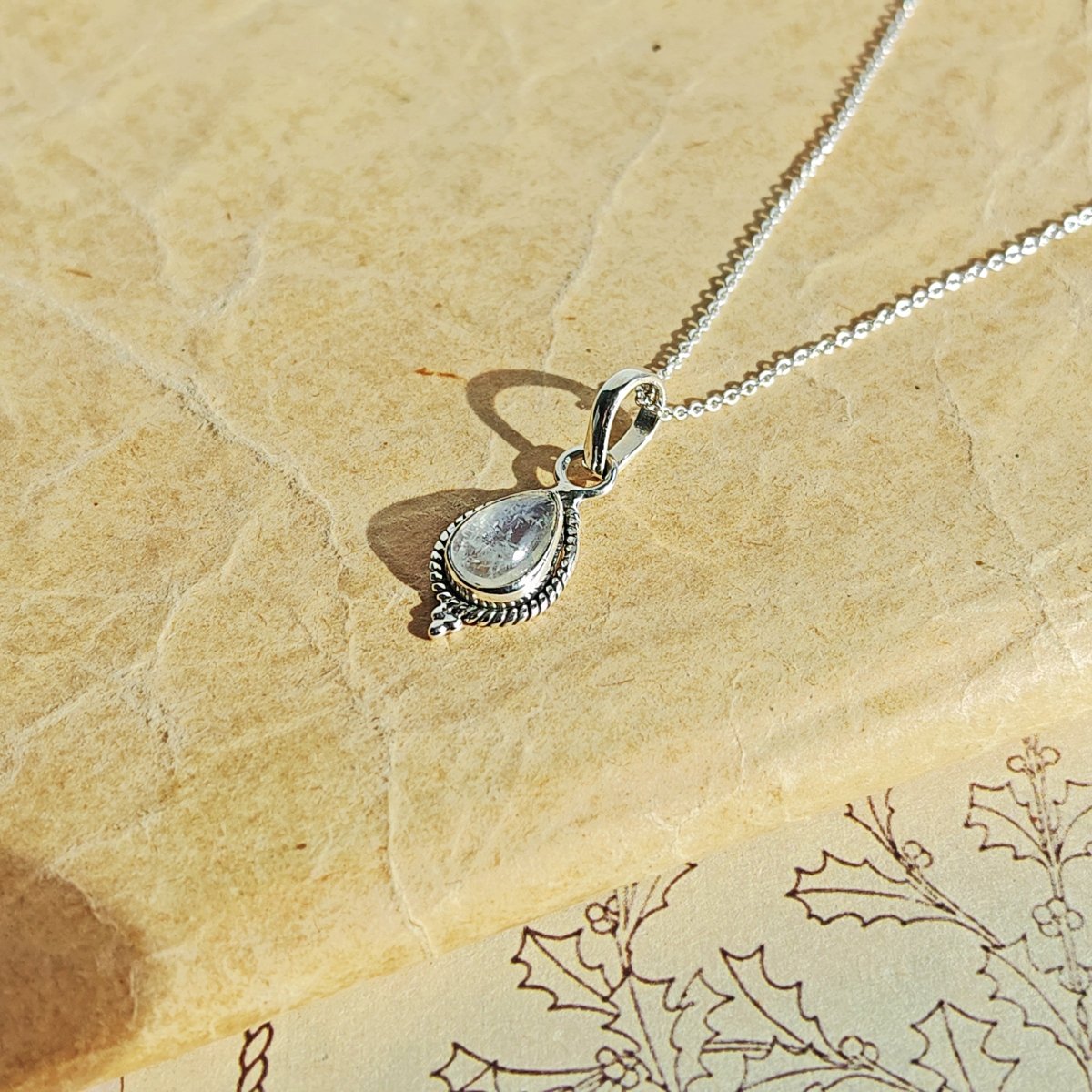 Colgante Dewi de piedra de luna y plata de ley 925, joya elegante con diseño delicado y brillante en plata.