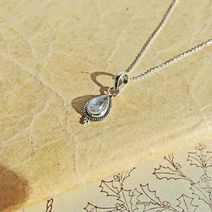 Colgante Dewi de piedra de luna y plata de ley 925, joya elegante con diseño delicado y brillante en plata.
