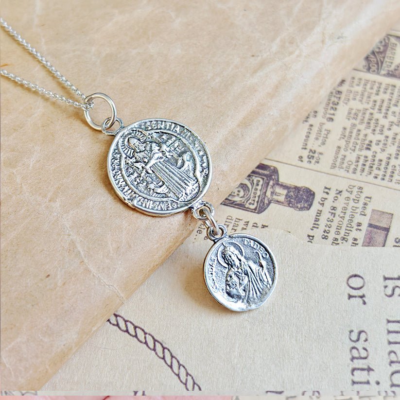 Colgante de plata de ley 925 con San Benito y San Judas Tadeo, símbolo de protección y fe en un diseño doble.
