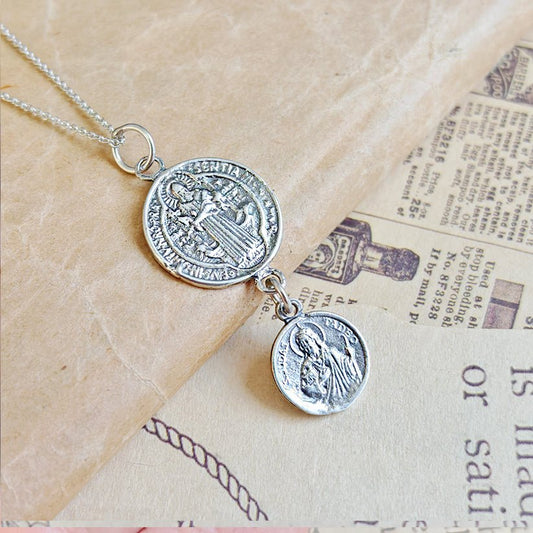 Colgante de plata de ley 925 con San Benito y San Judas Tadeo, símbolo de protección y fe en un diseño doble.