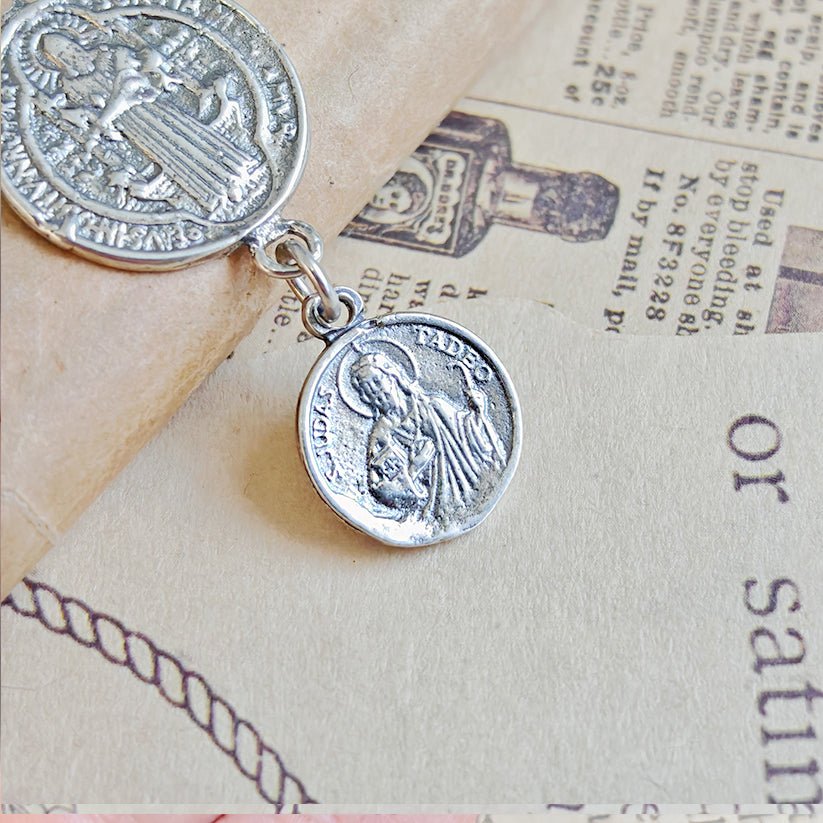 Colgante de plata de ley 925 con San Benito y San Judas Tadeo, símbolo de protección y fe, en diseño doble.