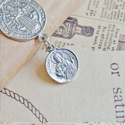 Colgante de plata de ley 925 con San Benito y San Judas Tadeo, símbolo de protección y fe, en diseño doble.