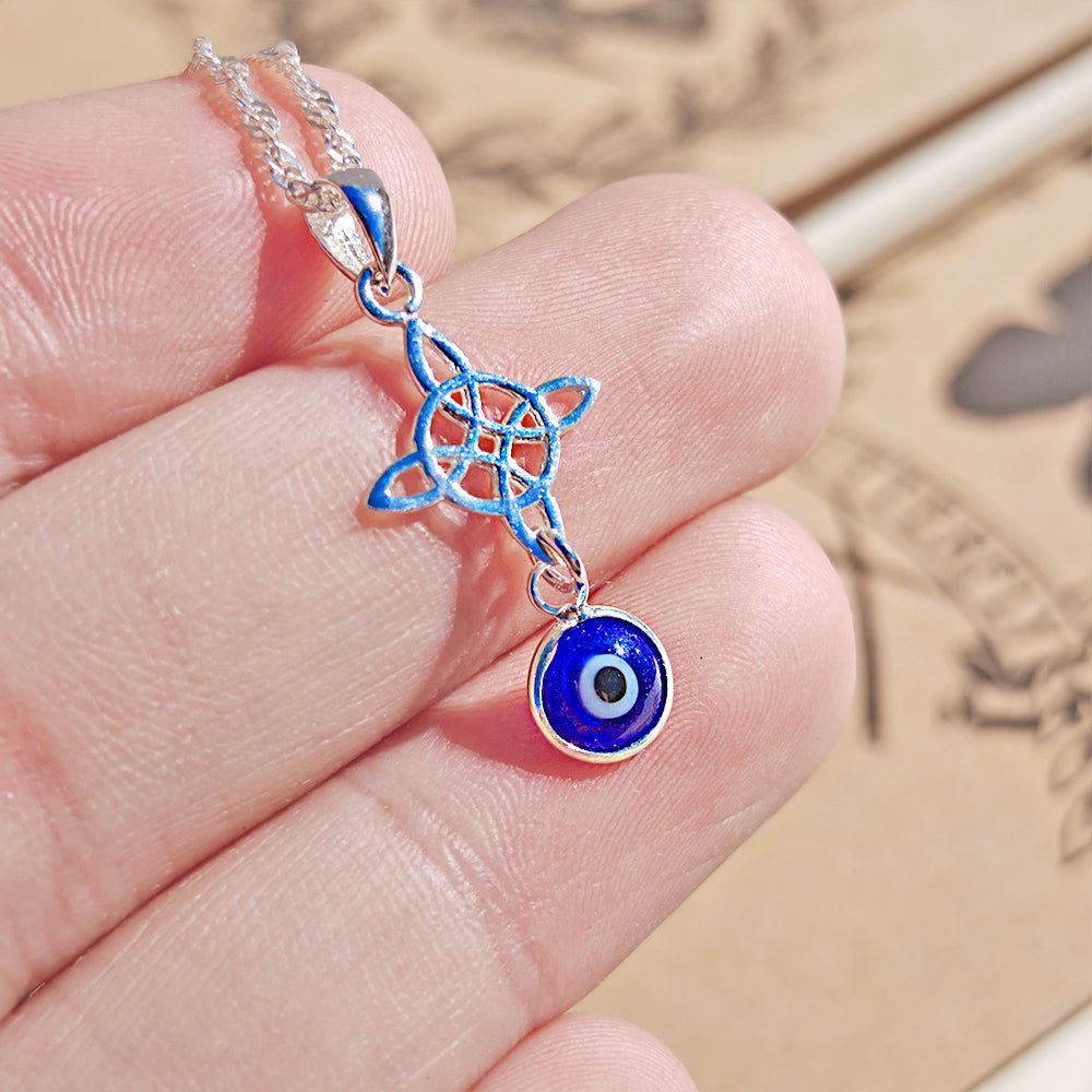 Colgante doble protector de plata de ley 925 con nudo de bruja y ojo turco, símbolo de protección y buena suerte.