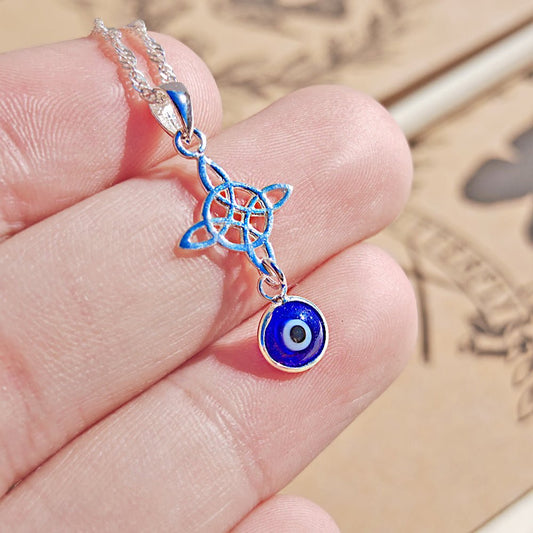 Colgante doble protector de plata de ley 925 con nudo de bruja y ojo turco, símbolo de protección y buena suerte.
