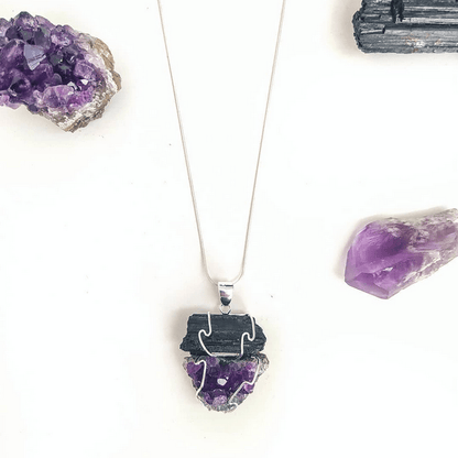Colgante doble protector de mineral con turmalina y amatista, diseño natural y elegante para protección y energía positiva.