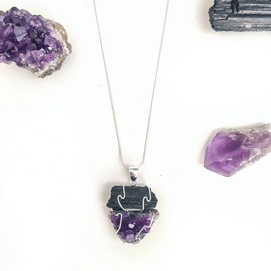 Colgante doble protector de mineral con turmalina y amatista, diseño natural y elegante para protección y energía positiva.