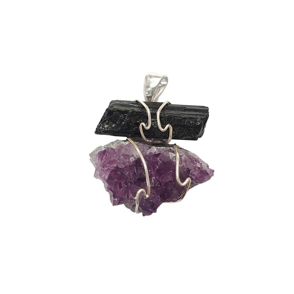 Colgante doble protector de mineral con turmalina y amatista, diseñado por Mystical Tienda, muestra las piedras en un colgante elegante.