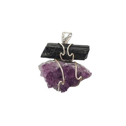 Colgante doble protector de mineral con turmalina y amatista, diseñado por Mystical Tienda, muestra las piedras en un colgante elegante.