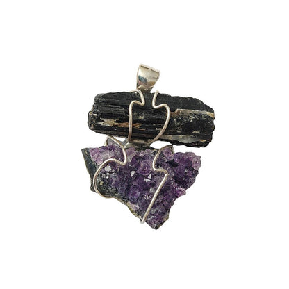 Colgante doble protector de mineral con turmalina y amatista, diseño elegante y natural, ideal para protección y equilibrio energético.