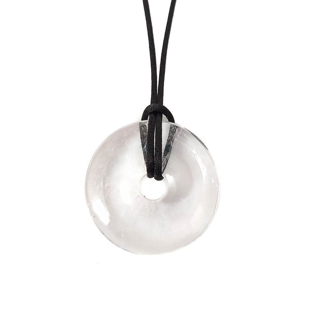 Colgante de mineral Donut de Cuarzo Blanco de Mystical Tienda, muestra el donut de cuarzo blanco con detalles naturales y brillo suave.