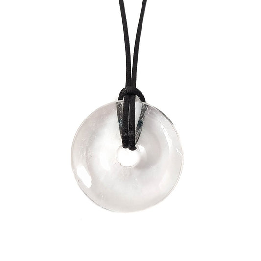 Colgante de mineral Donut de Cuarzo Blanco de Mystical Tienda, muestra el donut de cuarzo blanco con detalles naturales y brillo suave.