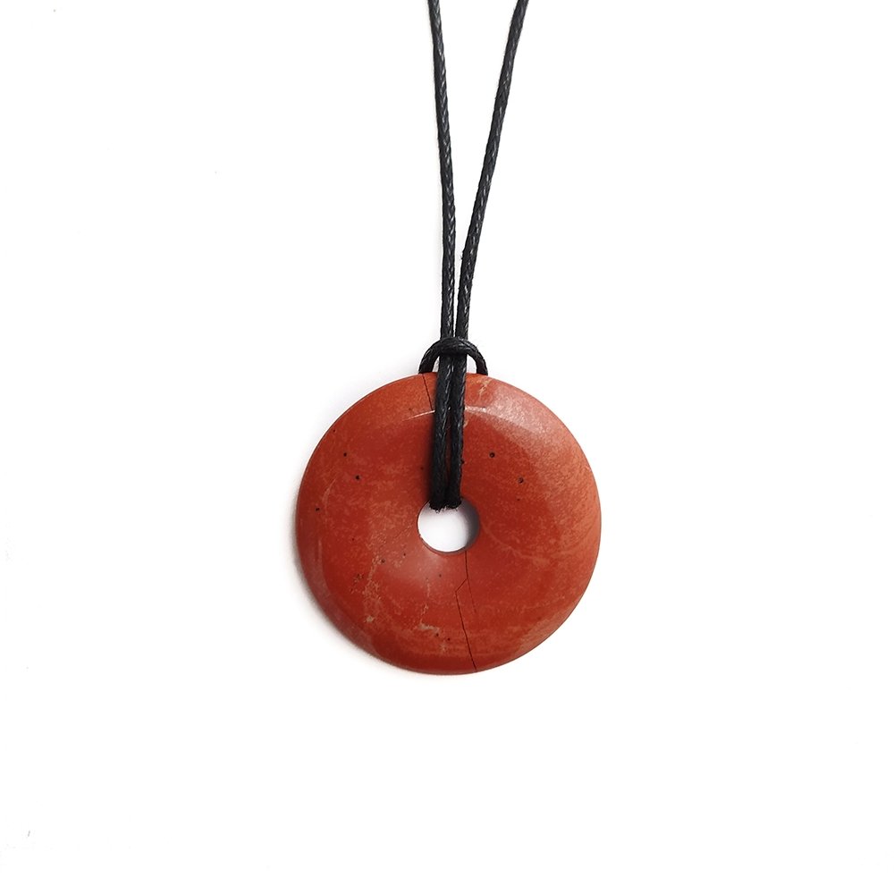 Colgante de mineral donut de Jaspe Rojo de Mystical Tienda, con diseño circular y acabado pulido para uso decorativo y energético.