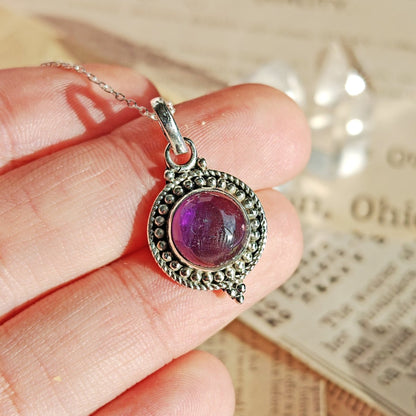 Colgante de plata con amatista en forma de gota, diseño elegante y detallado, hecho de plata de ley 925.