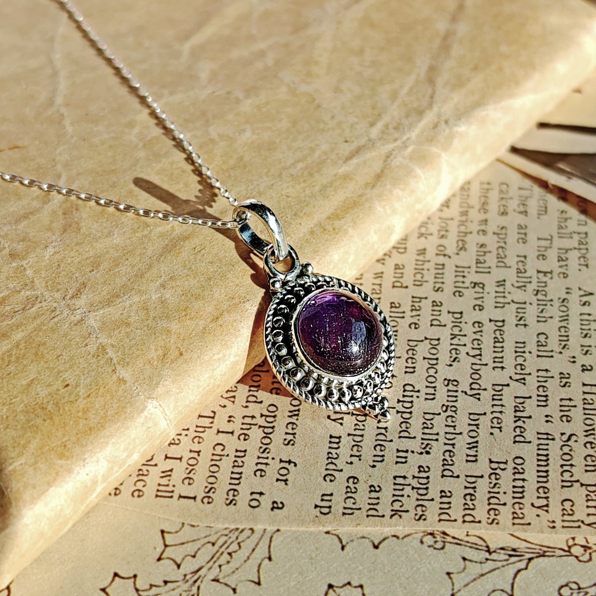 Colgante de plata de ley 925 con amatista en forma de gota y diseño elegante, ideal para joyería de Mystical Tienda.