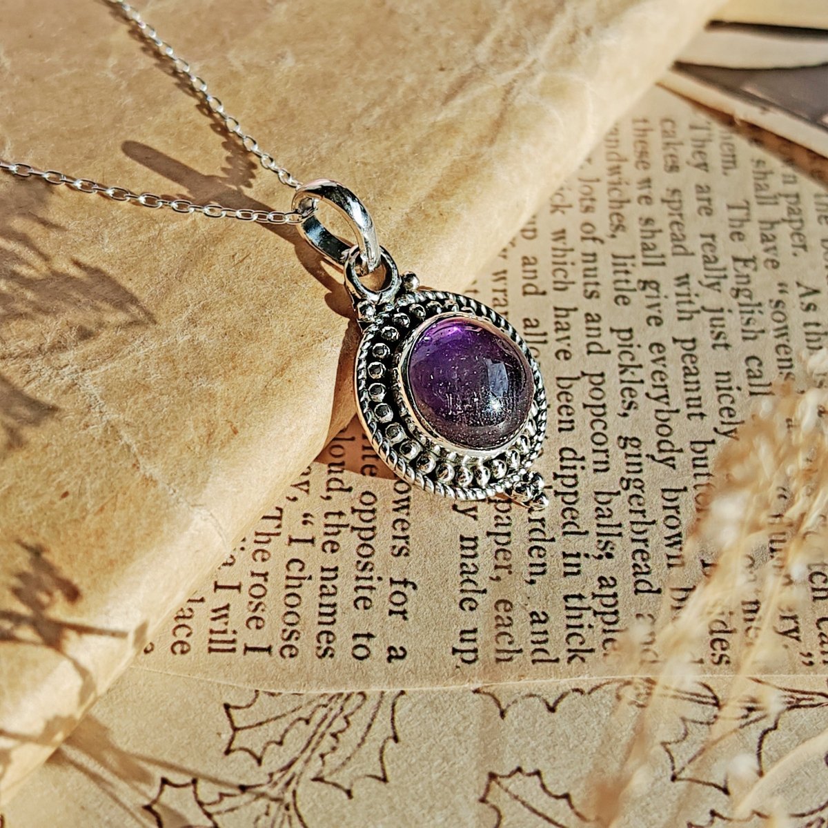 Colgante de plata de ley 925 con amatista en diseño elegante, ideal para accesorios de joyería con estilo natural y sofisticado.