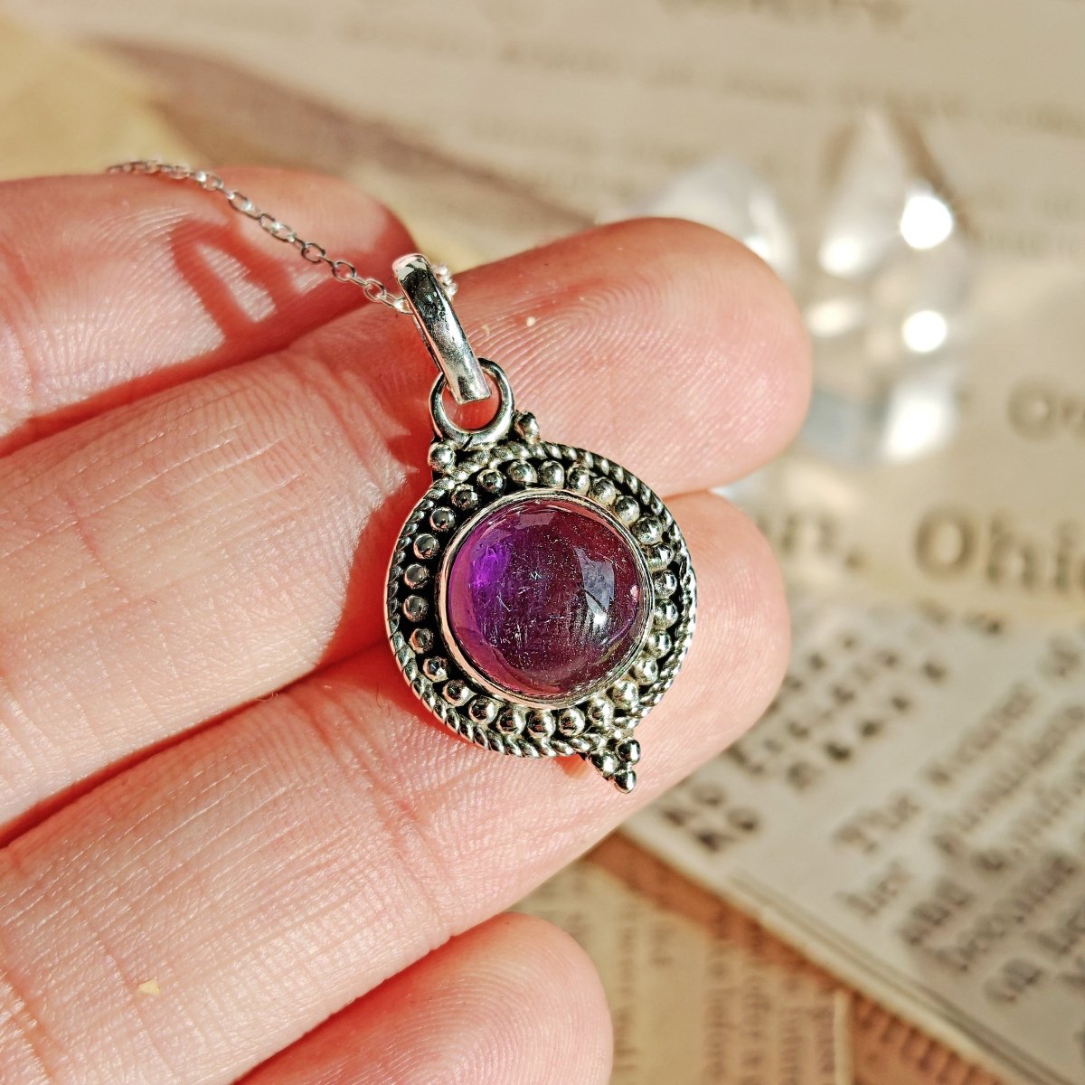 Colgante de plata de ley con amatista en forma de gota, estilo elegante y sofisticado, diseñado por Mystical Tienda.