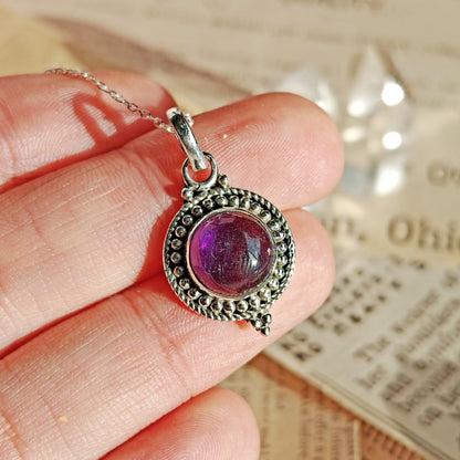 Colgante de plata de ley con amatista en forma de gota, estilo elegante y sofisticado, diseñado por Mystical Tienda.