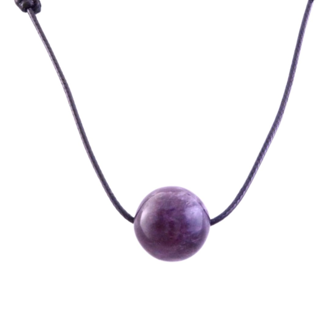 Colgante de mineral esfera de amatista de Mystical Tienda, mostrando la piedra violeta pulida en un colgante elegante.