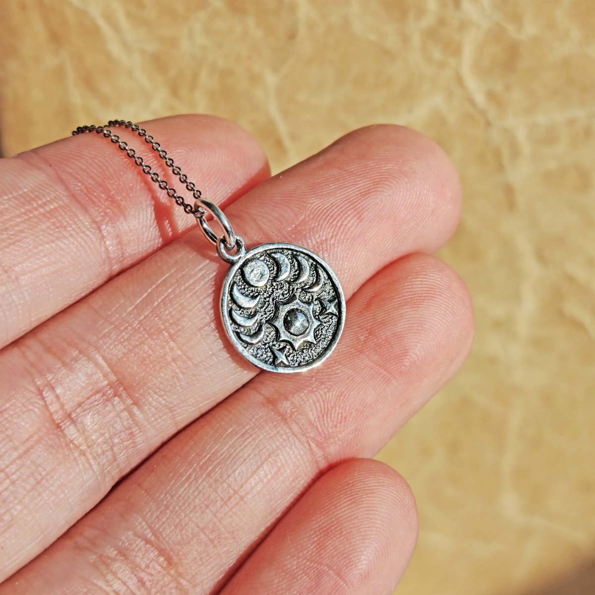 Colgante Fases Lunares, Sol y Estrellas - Plata de Ley 925 - Sensaido