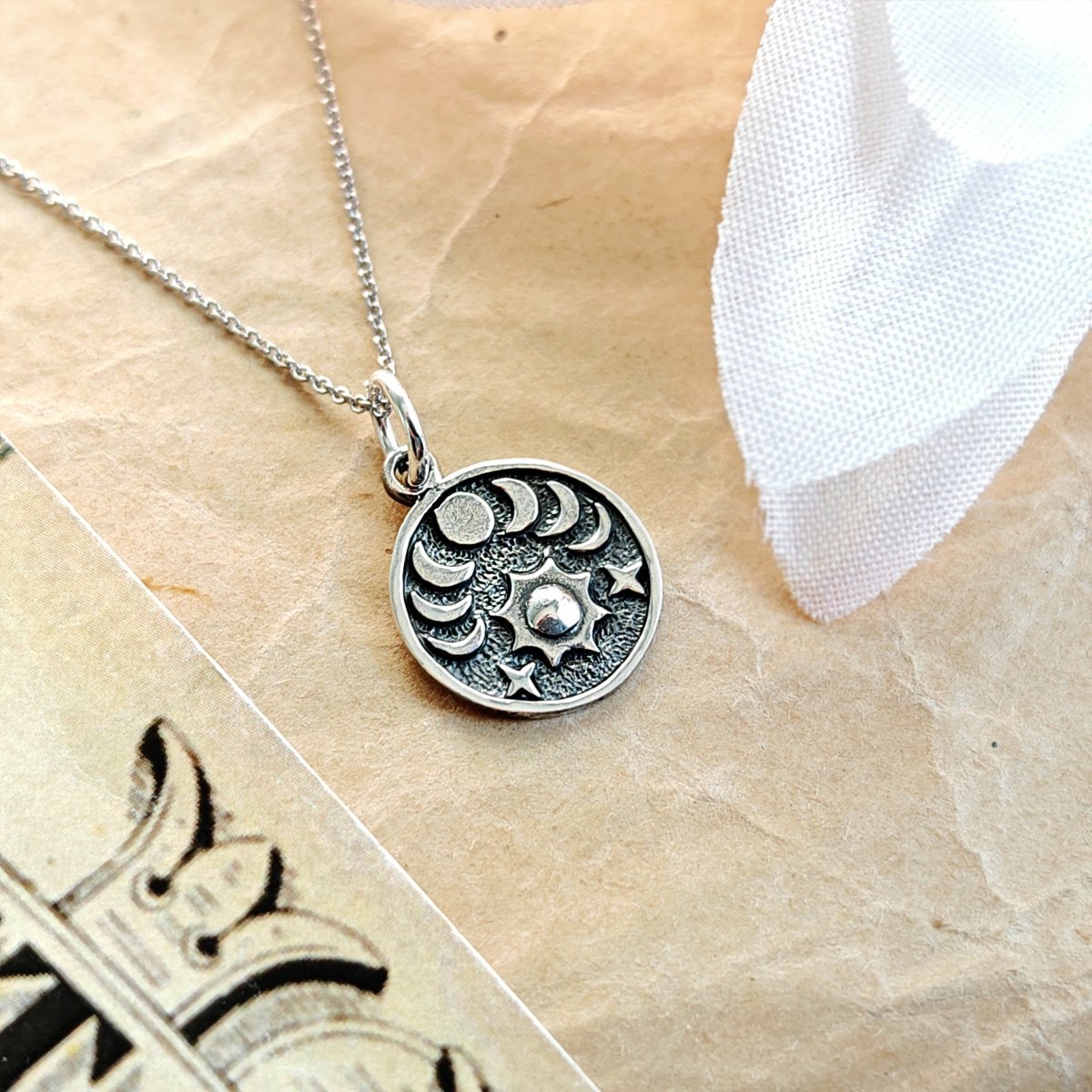 Colgante Fases Lunares, Sol y Estrellas - Plata de Ley 925 - Sensaido
