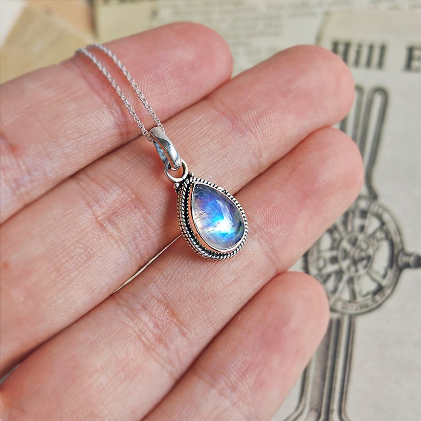 Colgante de plata de ley 925 'Hina' con piedra de luna, joya elegante y artesanal en plata y piedra brillante.