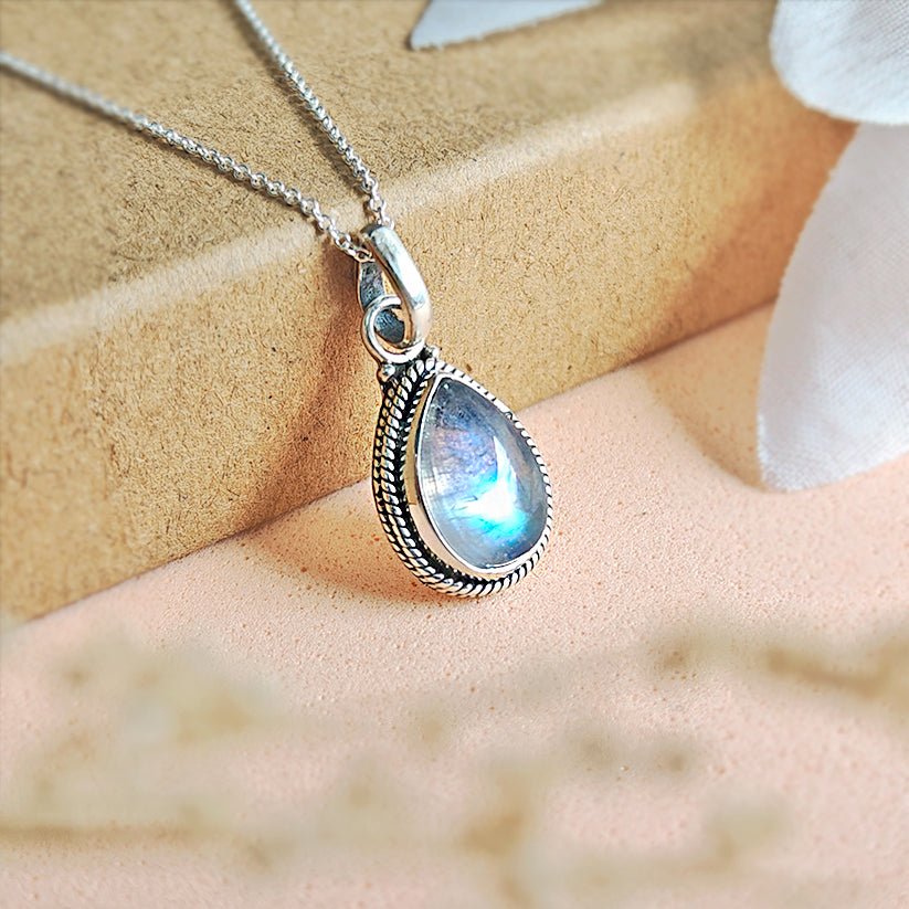 Colgante Hina de piedra de luna y plata de ley 925, joya elegante en color plateado con detalles delicados.