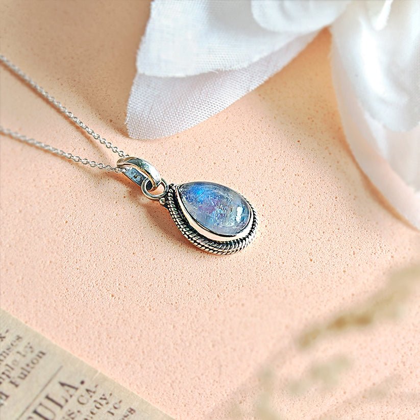 Colgante Hina de piedra de luna y plata de ley 925, con diseño elegante y detalles finos, para uso diario y ocasiones especiales.