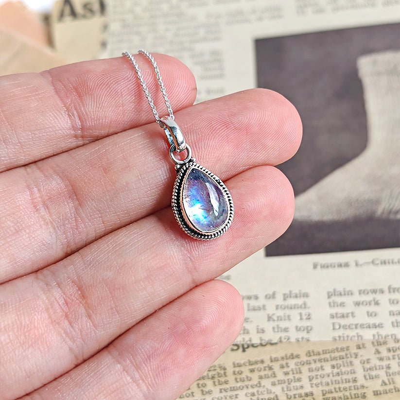 Colgante 'Hina' de piedra de luna y plata de ley 925, joya elegante y artesanal en plata para mujer.