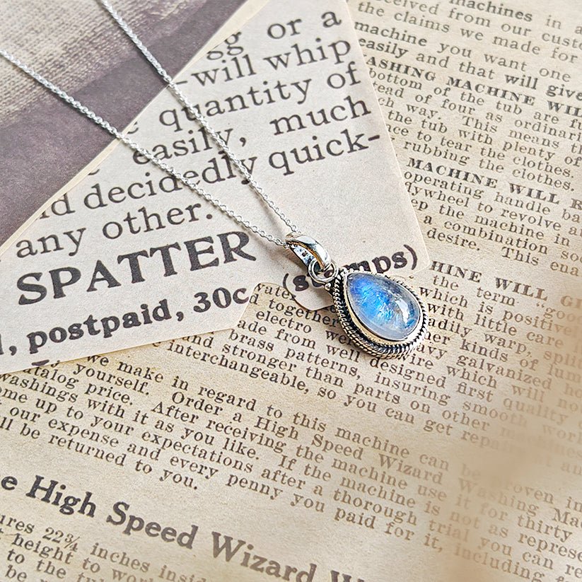 Colgante de plata de ley 925 con piedra de luna en diseño 'Hina', joya elegante de Mystical Tienda.