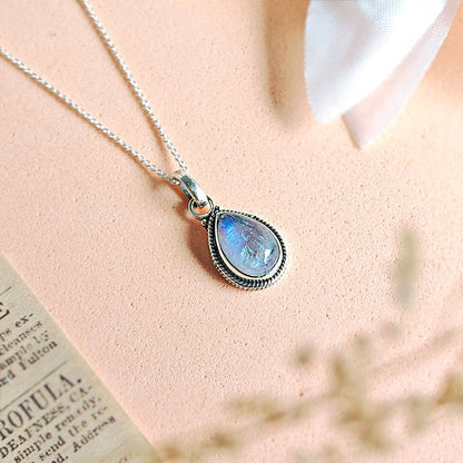 Colgante de plata de ley 925 con piedra de luna, estilo Hina, joya elegante y brillante en color blanco y plateado.
