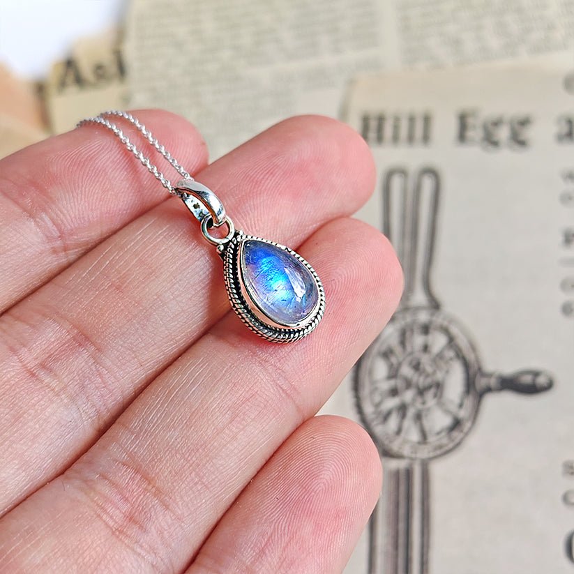 Colgante de plata de ley 925 con piedra de luna en diseño 'Hina' de Mystical Tienda, mostrando detalles de la pieza.