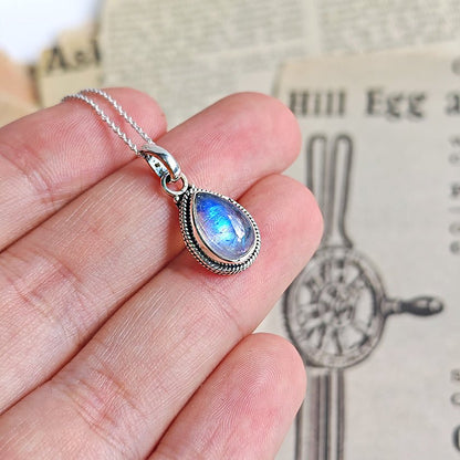 Colgante de plata de ley 925 con piedra de luna en diseño 'Hina' de Mystical Tienda, mostrando detalles de la pieza.