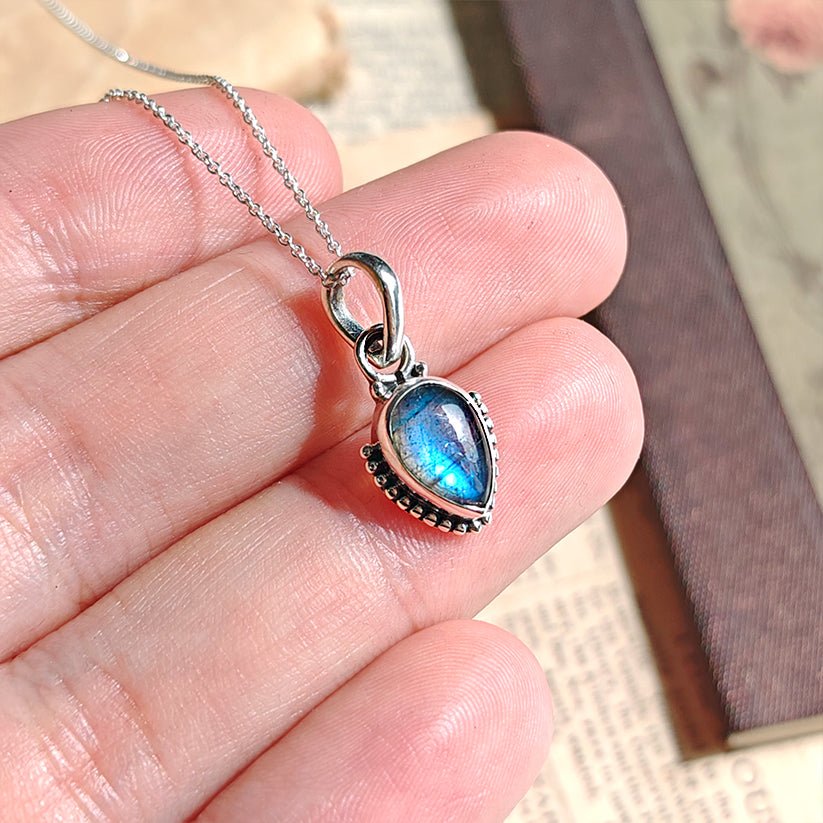 Colgante de plata de ley 925 con piedra labradorita y diseño inspirado en Ishtar, elaborado por Mystical Tienda.