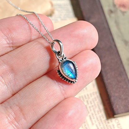 Colgante de plata de ley 925 con piedra labradorita y diseño inspirado en Ishtar, elaborado por Mystical Tienda.