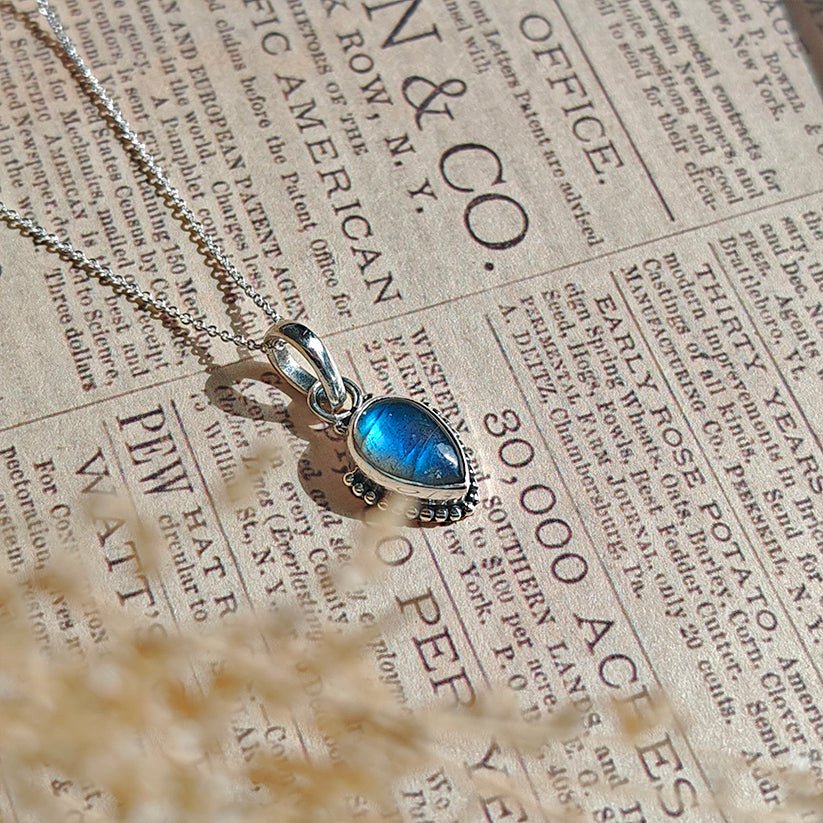 Colgante de plata de ley 925 con piedra labradorita y diseño inspirado en Ishtar, elegante y artesanal.