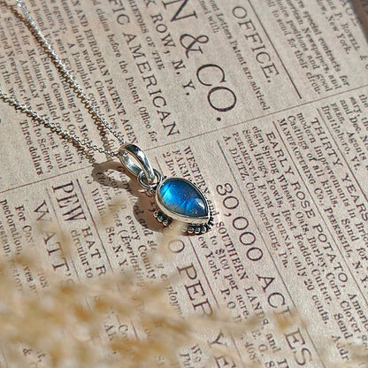 Colgante de plata de ley 925 con piedra labradorita y diseño inspirado en Ishtar, elegante y artesanal.