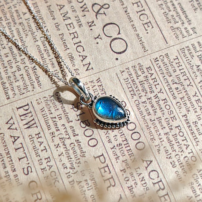 Colgante de plata de ley 925 con piedra labradorita, diseño inspirado en Ishtar, joya elegante y artística.