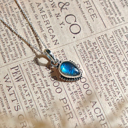 Colgante de plata de ley 925 con piedra labradorita, diseño inspirado en Ishtar, joya elegante y artística.