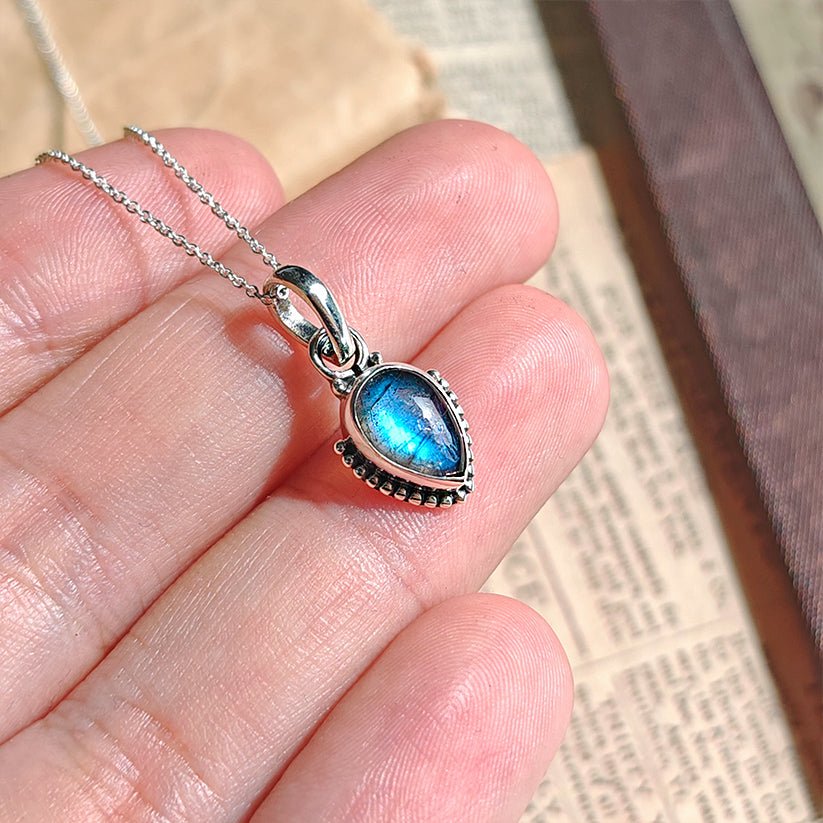 Colgante de plata de ley 925 con piedra labradorita y diseño inspirador, estilo 'Ishtar' de Mystical Tienda.