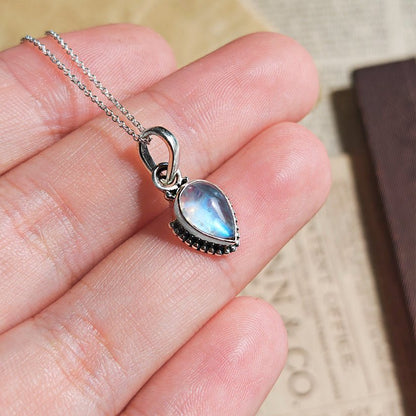 Colgante 'Ishtar' de plata de ley 925 con piedra de luna, joya elegante y mística en acabado brillante.