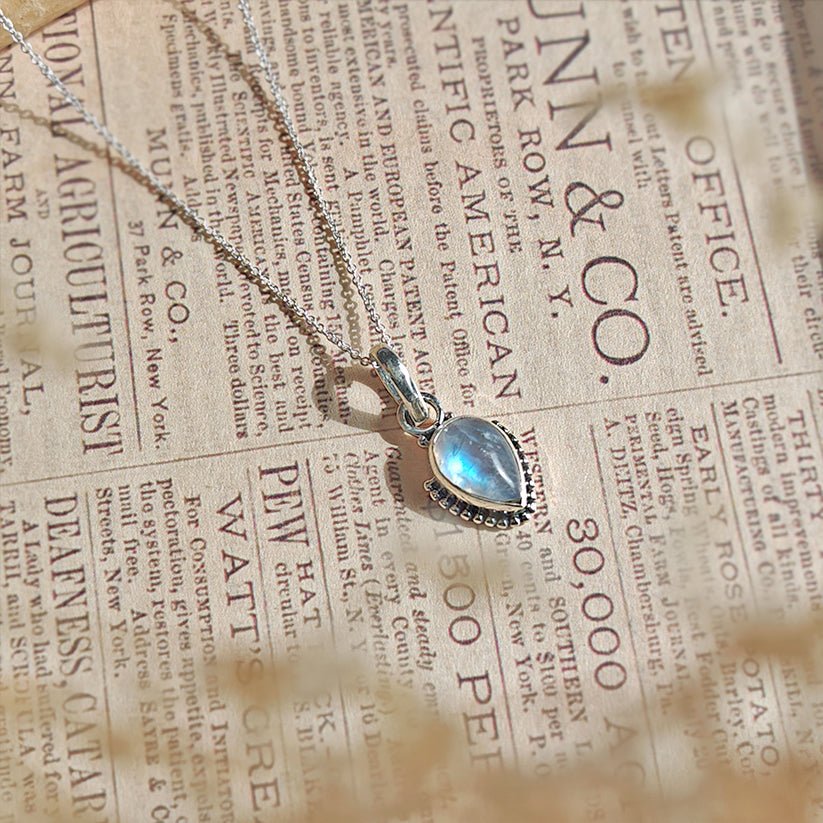 Colgante Ishtar de plata de ley 925 con piedra de luna, joya elegante y brillante en un estilo místico y delicado.