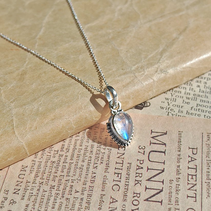 Colgante de plata de ley con piedra de luna en diseño Ishtar, estilo elegante y misterioso, joyería artesanal.