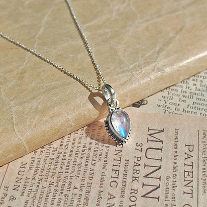 Colgante de plata de ley con piedra de luna en diseño Ishtar, estilo elegante y misterioso, joyería artesanal.
